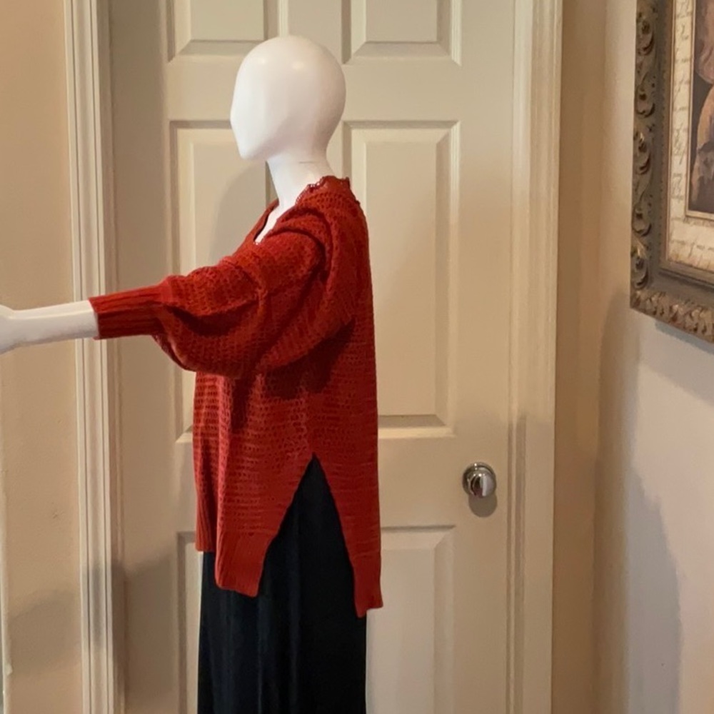 Red contrast lace split hem long sleeve sweater. - Picture 5 of 7